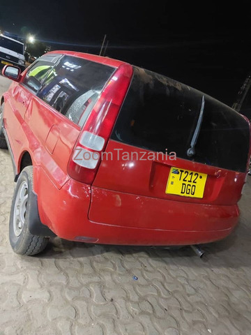 Honda HR-V 2002 Nyekundu Inauzwa - 2/4