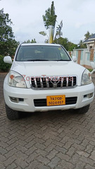 Toyota Landcruiser Prado 2005 Cream Inauzwa