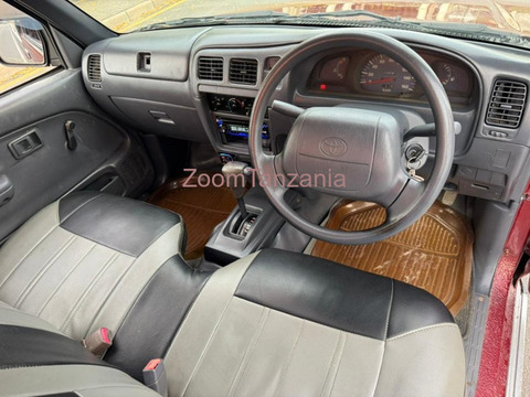Toyota Hilux 2000 Inauzwa - 2/6