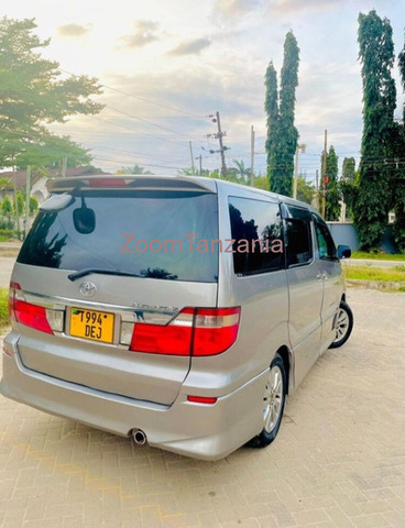 Toyota Alphard 2004 Golden Inauzwa - 2/3