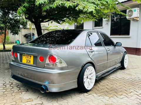 Toyota Altezza 2001 Inauzwa - 2/6