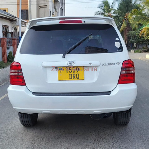 Toyota Kluger 2002 White Inauzwa - 2/6