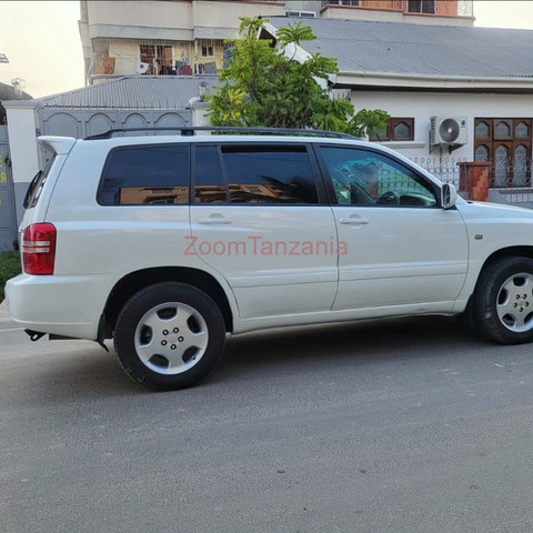 Toyota Kluger 2002 White Inauzwa - 3/6