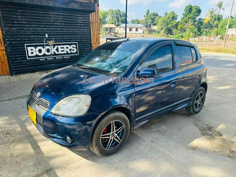 Toyota Vitz 2002 Silver Inauzwa - 1/6