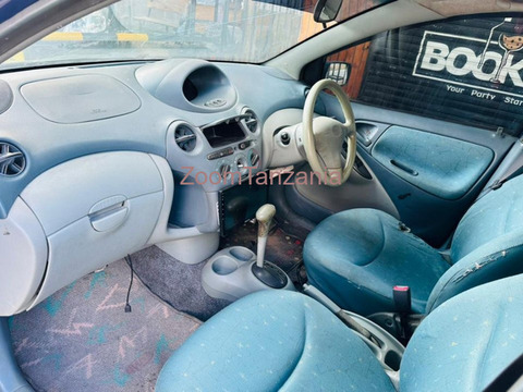Toyota Vitz 2002 Silver Inauzwa - 2/6