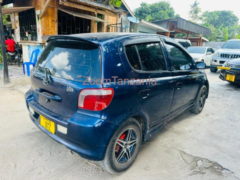 Toyota Vitz 2002 Silver Inauzwa - 4/6