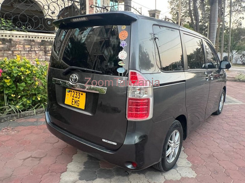 2008 Toyota Noah for Sale - 2/6