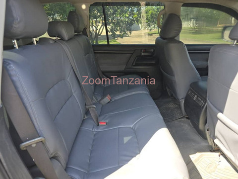 Toyota Land Cruiser 2008 Diesel Inauzwa - 2/6