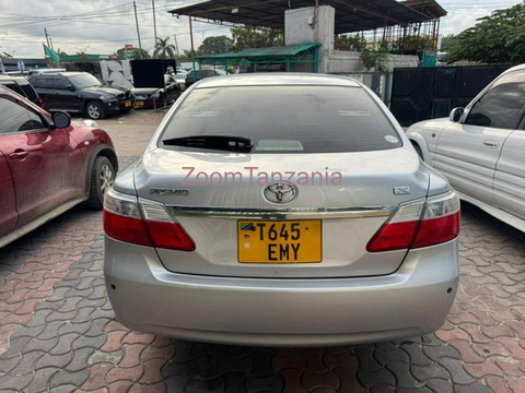 Toyota Premio 2010 Silver Inauzwa - 3/6
