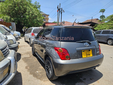 Toyota Ist 2004 Beige Inauzwa - 5/6