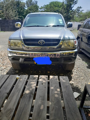 2004 Toyota Hilux Double Cabin for Sale - 2/5