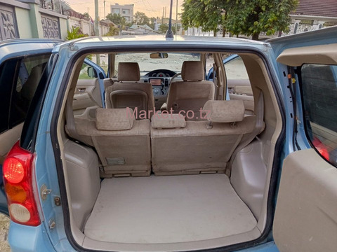 2004 Toyota Raum for Sale - 2/6