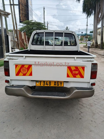 2005 Toyota Hilux Diesel for Sale - 2/5