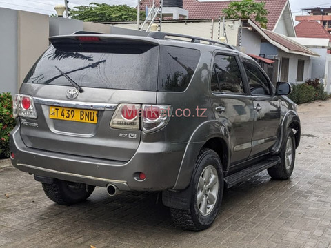 2005 Toyota Fortuner Grey for Sale - 2/6