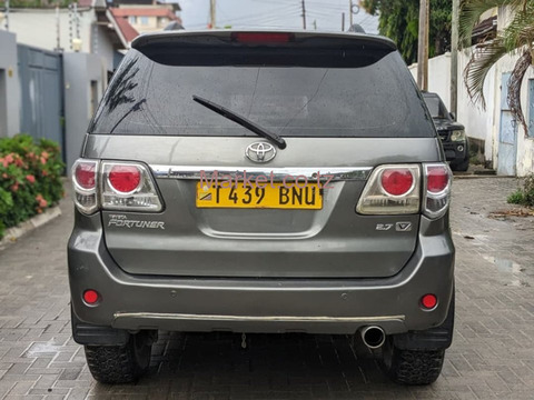 2005 Toyota Fortuner Grey for Sale - 3/6