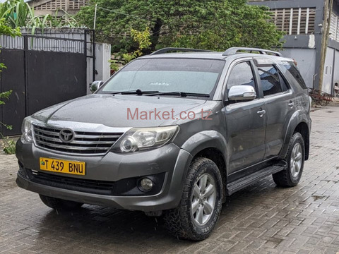 2005 Toyota Fortuner Grey for Sale - 4/6