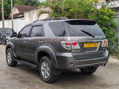 2005 Toyota Fortuner Grey for Sale - 5/6