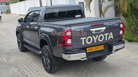 2021 Toyota Hilux Pickup Gray for Sale - 5/6