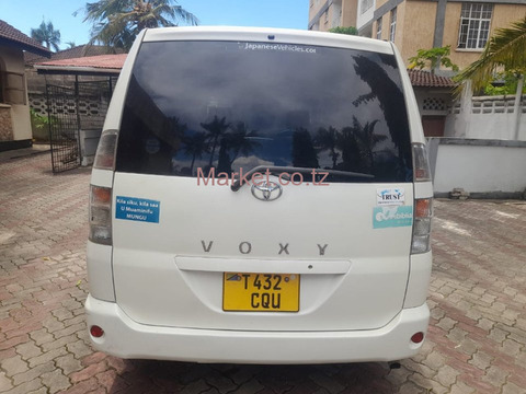 2005 Toyota Noah Voxy for Sale - 2/6